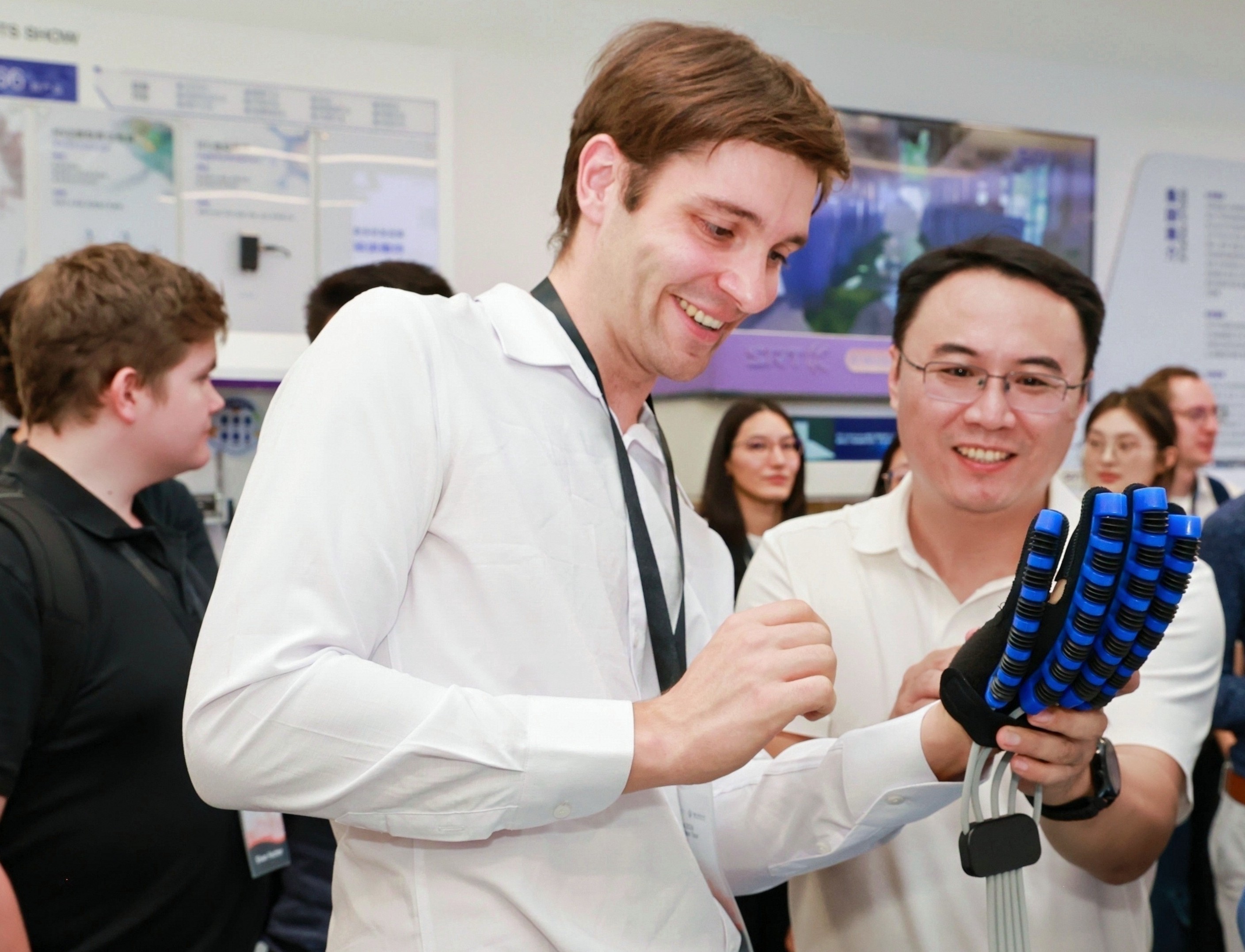 Niklas Bodfeld (cnbw) Und Huang Wei (beijing Soft Robotic Solutions)